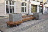 Parkletów na ulicy Wałowej w Tarnowie wstydzą się nawet ich pomysłodawcy. W ramach walki z "betonozą", przybyło... betonu [ZDJĘCIA]