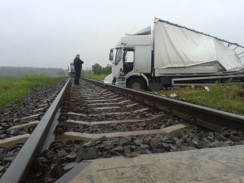Wypadek pod Skokami: W Roszkowie pociąg wjechał w ciężarówkę