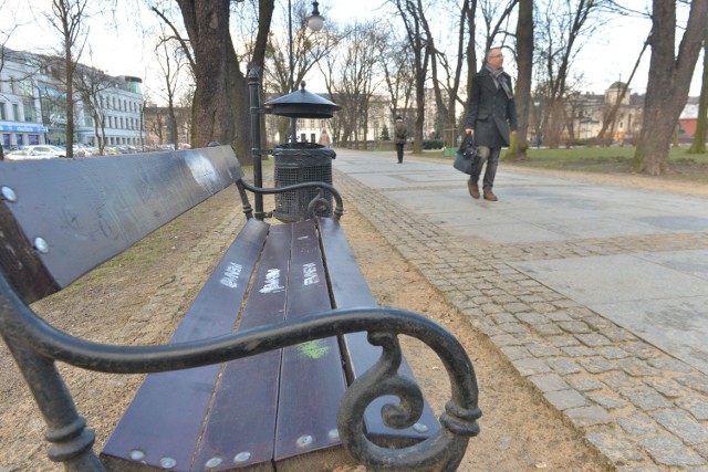 Pobyt w parku Kościuszki może zakończyć się pobrudzeniem ubrania. Czasami trudno jest przejść, choćby alejkami parku Kościuszki, by nie pośliznąć się na ptasich odchodach.