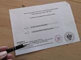 Ekipa TVP przed lokalem wyborczym z naklejką "Duda 2020". 56 przypadków złamania ciszy wyborczej w woj. śląskim