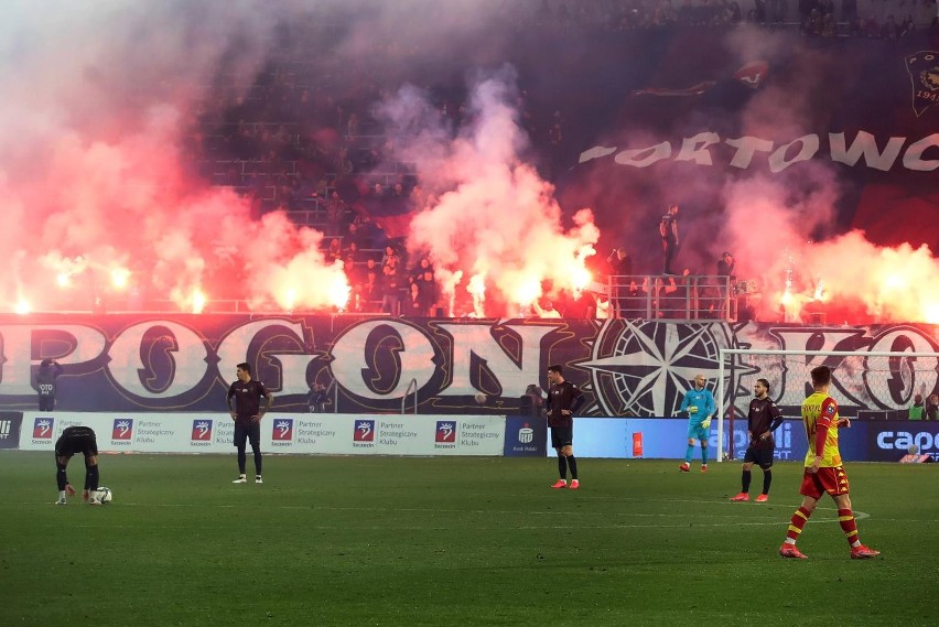 Kibice Pogoni Szczecin na meczu z Jagiellonią Białystok