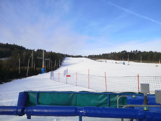 W Niestachowie, tak jak i w innych świętokrzyskich stacjach narciarskich panują bardzo dobre warunki do szusowania.