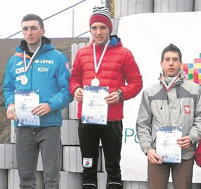  Krzysztof Wójcicki (pierwszy z prawej) zdobył historyczny medal dla Olimpu Wzdół Rządowy w biegach narciarskich. 