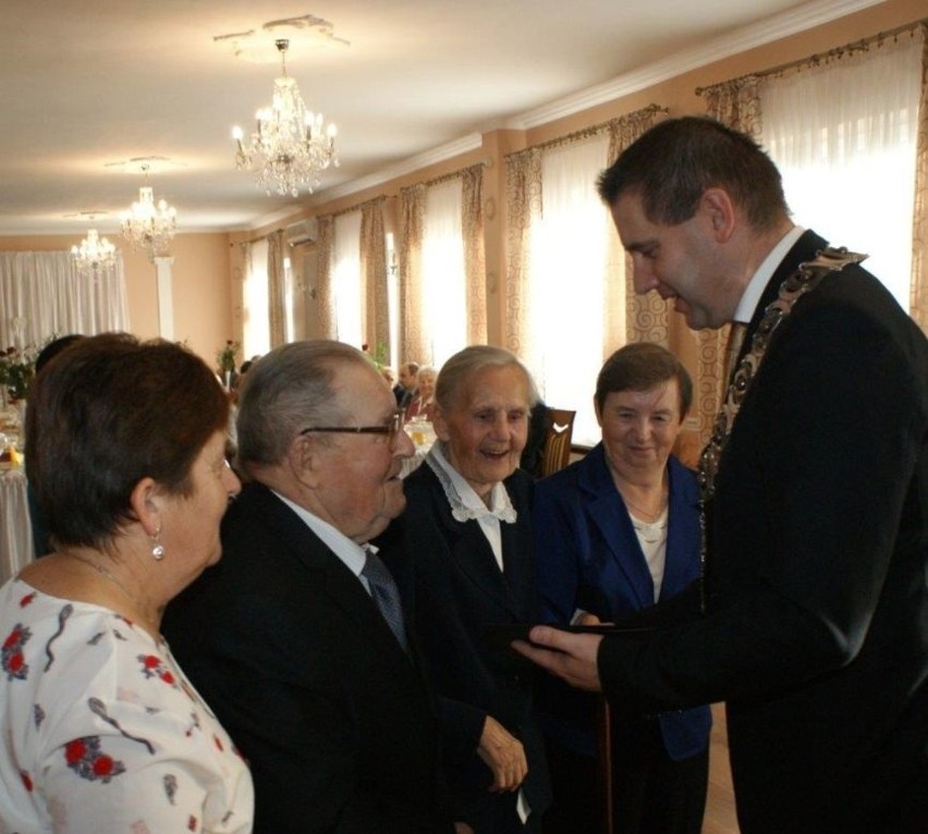 Oni żyją ze sobą już długie lata. W Chmielniku obchodzono złote, diamentowe oraz żelazne gody