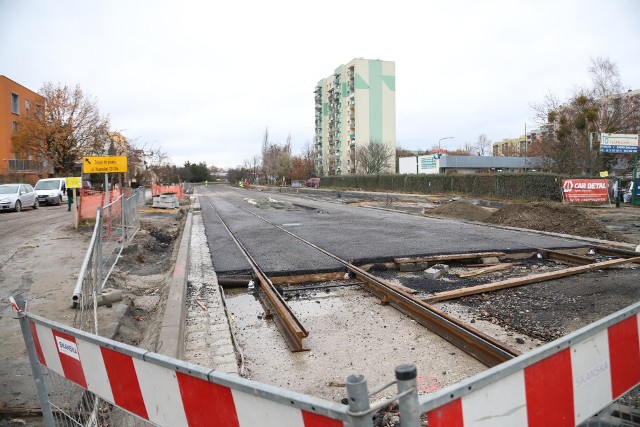 Dużo dzieje się na budowie Trasy Autobusowo-Tramwajowej. W październiku i listopadzie największe postępy prac widać w okolicach stacji kolejowej Wrocław Nowy Dwór. W pobliżu stacji powstaje przyszła pętla dla tramwajów i autobusów.