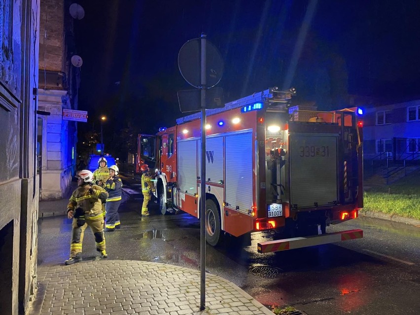Bielsko-Biała. Pożar trawi budynek w pobliżu Centrum Onkologicznego. Trwa akcja służb ratunkowych