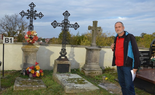 Prezes koneckiego oddziału Polskiego Towarzystwa Turystyczno - Krajoznawczego Wojciech Pasek przy trzech grobach z XIX wieku, które organizatorzy kwesty chcą odnowić