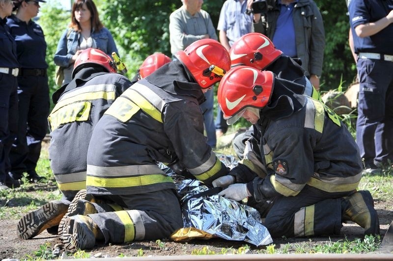 Okryto go folią termiczną i przeniesiono do karetki.