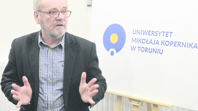 Nowe logo UMK  prof. Edward Saliński zaprezentował wczoraj. Inspiracją dla jego zespołu projektantów była rycina Słońca umieszczona w dziele Kopernika "O obrotach..."