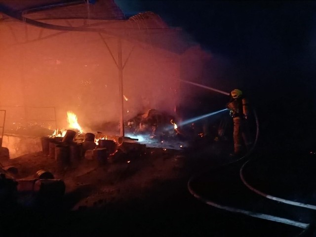 Strażacy gasili pożary składu drewna i samochodu