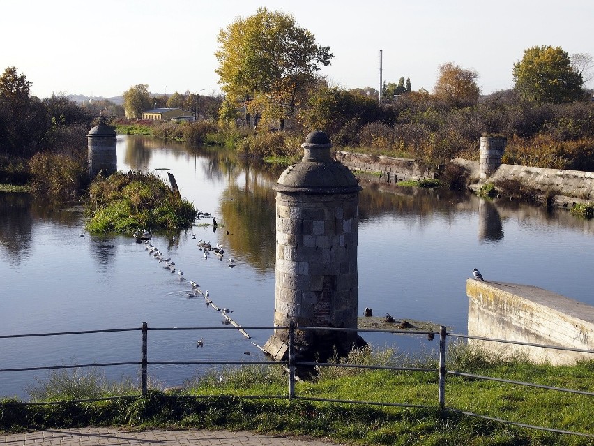 Widok na rozpadające się kamienne grodze z wieżyczkami