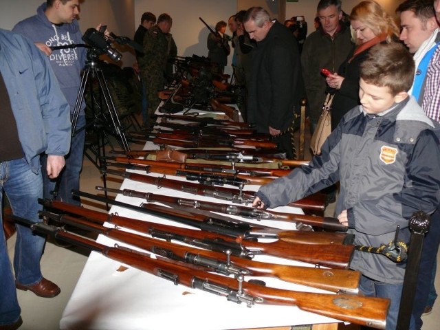 Kolekcja broni, jaką można było oglądać na ekspozycji zapierała dech w piersiach miłośnikom militariów. Także najmłodsi mieli rzadką okazję dotknąć elementów prawdziwej broni.