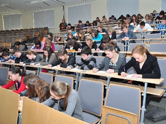 We wtorek w auli Państwowej Wyższej Szkoły Zawodowej w Tarnobrzegu odbyło się III Miejskie Dyktando dla Dzieci i Młodzieży. O tytuł mistrzów ortografii rywalizowało 69 ochotników ze szkół podstawowych, gimnazjalnych, ponadgimnazjalnych, studentów plus ośmiu VIP-ów.