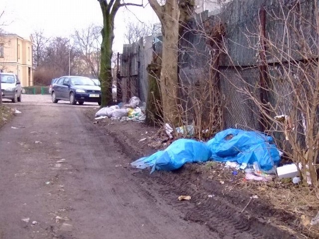 Według czytelnika, te worki z odpadami ktoś porzucił na ulicy Bodzentyńskiej jeszcze w październiku ubiegłego roku.