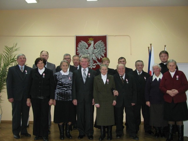 Wszyscy dostojni jubilaci z gminy Odrzywół, wraz z przedstawicielami samorządu, stanęli do wspólnej fotografii.