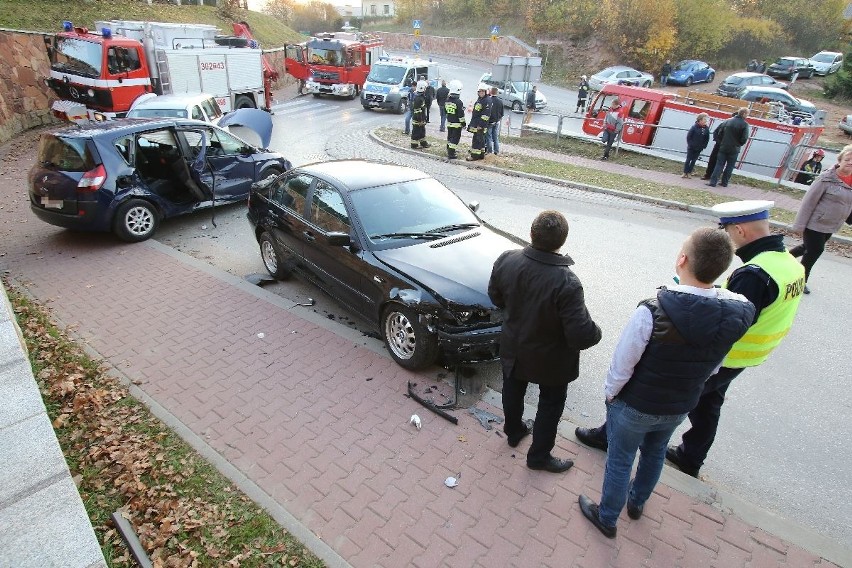 Wypadek koło cmentarza w Tumlinie. Są ranni 