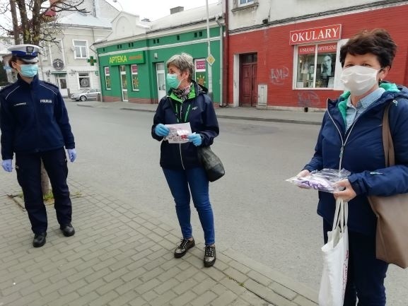 W Przeworsku policjantki rozdawały maseczki ochronne 