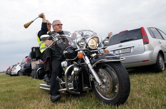 Pojazdy poświęci kapelan inowrocławskich zmotoryzowanych, ks. Paweł Kowalski