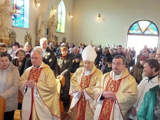 Koncelebrowanej mszy św. przewodniczył ksiądz infułat Czesław Wala, emerytowany kustosz sanktuarium w Kałkowie (w środku)