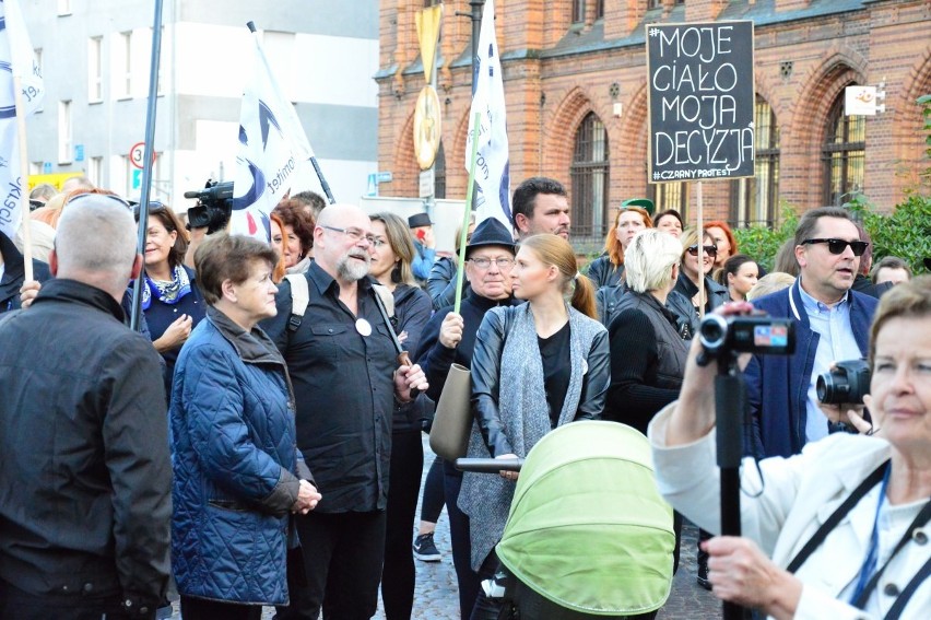 "Moje ciało, moja decyzja", "Kobieta to nie inkubator", "Nie...