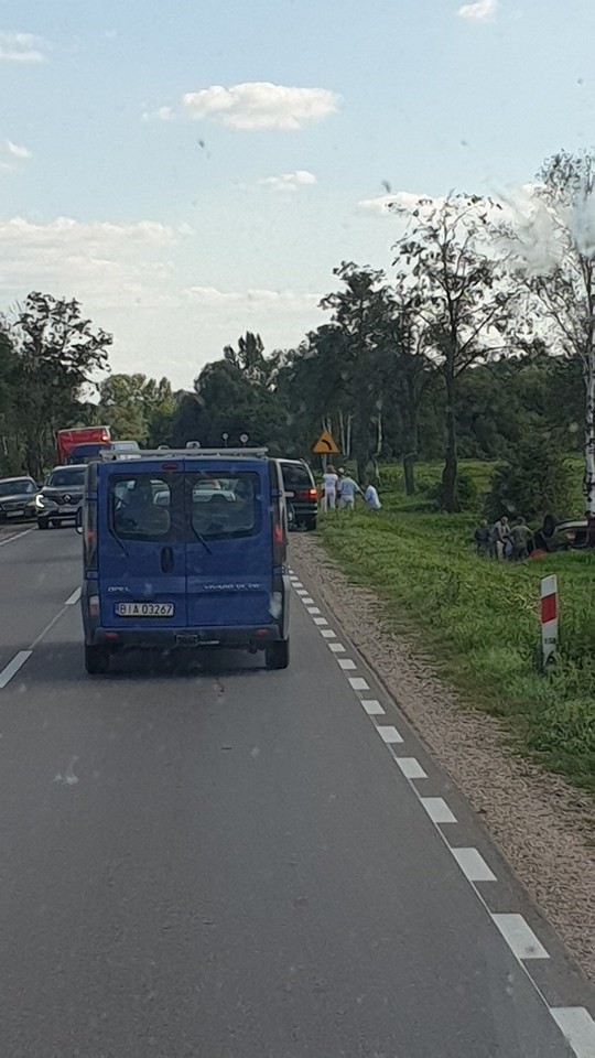 Fasty. Wypadek na drodze krajowej nr 65. Auto dachowało. Są utrudnienia w ruchu [ZDJĘCIA]