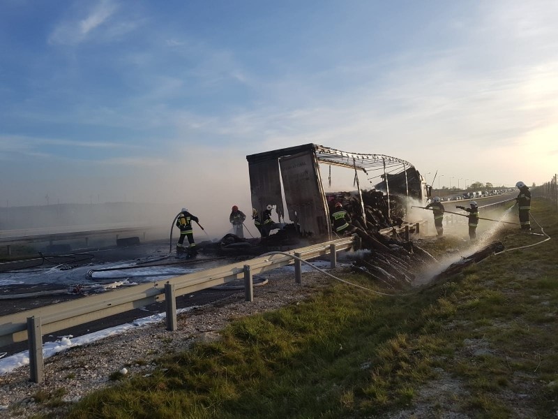 Zwężenie jezdni na S7 w powiecie jędrzejowskim. Pożar samochodu zniszczył drogę i bariery