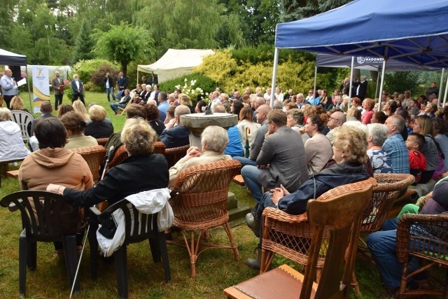 Przyjęcie urodzinowe w ogrodzie willi "Bunia" w Jedlni - Letnisku przyciągnęło tłum gości. Był koncert i tort.