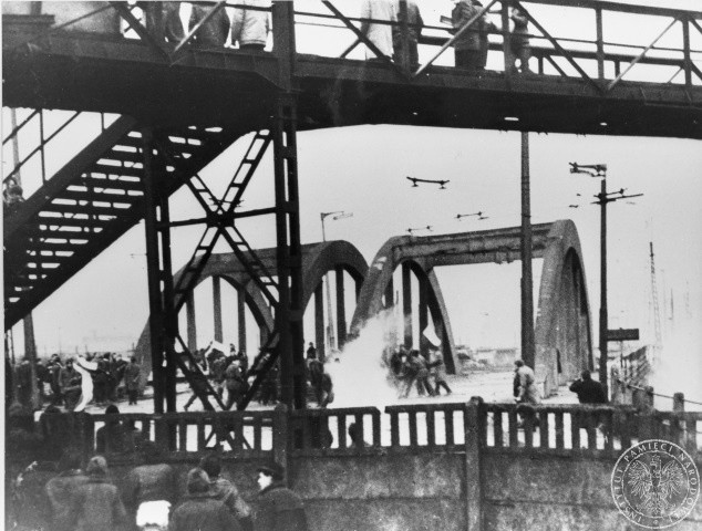 Przystanek Gdynia Stocznia zablokowany przez siły LWP i MO 17 grudnia 1970 r. To tu rozpoczął się Czarny Czwartek