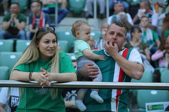 Śląsk Wrocław - Arka Gdynia 4:0. Ponad 9 tys. kibiców pojawiło się na Stadionie Wrocław na ostatnim w tym sezonie meczu Śląska Wrocław. Ci, którzy przyszli, że mogli żałować. WKS grał efektownie i efektywnie strzelając Arce cztery bramki. BYŁEŚ NA MECZU? ZNAJDŹ SIĘ NA ZDJĘCIU!WAŻNE - DO KOLEJNYCH ZDJĘĆ MOŻESZ PRZEJŚĆ ZA POMOCĄ GESTÓW LUB STRZAŁEK