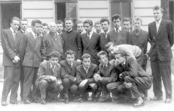 Maj 1958. Klasa XIa po maturze (z legendarnym wychowawcą - Edwardem Lechem i złotoustym katechetą - Julianem Michalcem). W dolnym rzędzie (pierwszy z lewej) Romuald Gelles (w 41 lat później zostanie rektorem Uniwersytetu Wrocławskiego).