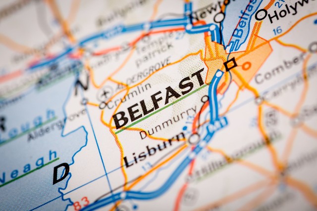 Jeśli  chcesz  polecieć  do  miasta  wysuniętego maksymalnie  na  północ, a jednocześnie kupić tani lot do Irlandii, wybierz Belfast.
