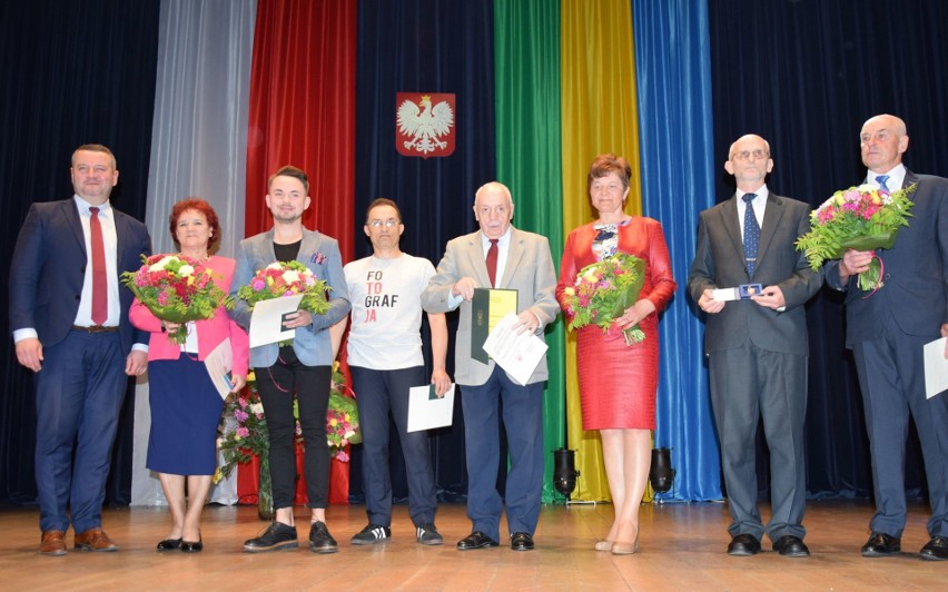 Ostrołęka. Uroczysta sesja rady miasta. Odznaki „Za zasługi dla miasta Ostrołęki”. Pośmiertny awans pułkownika Stanisława Grodzickiego. 12.0