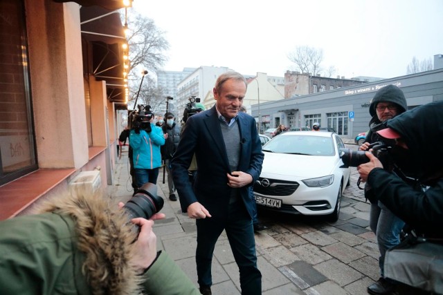 Donald Tusk będzie na partyjnym wiecu w Budapeszcie - z dala od miejsc, w których toczą się działania wojenne. W mieście, gdzie na niewinnych ludzi spadają bomby, będą premier Mateusz Morawiecki i wicepremier Jarosław Kaczyński