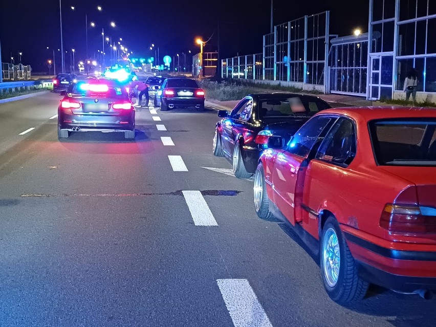 Krakowscy policjanci przeciwdziałają nielegalnym wyścigom. 50 aut skontrolowanych