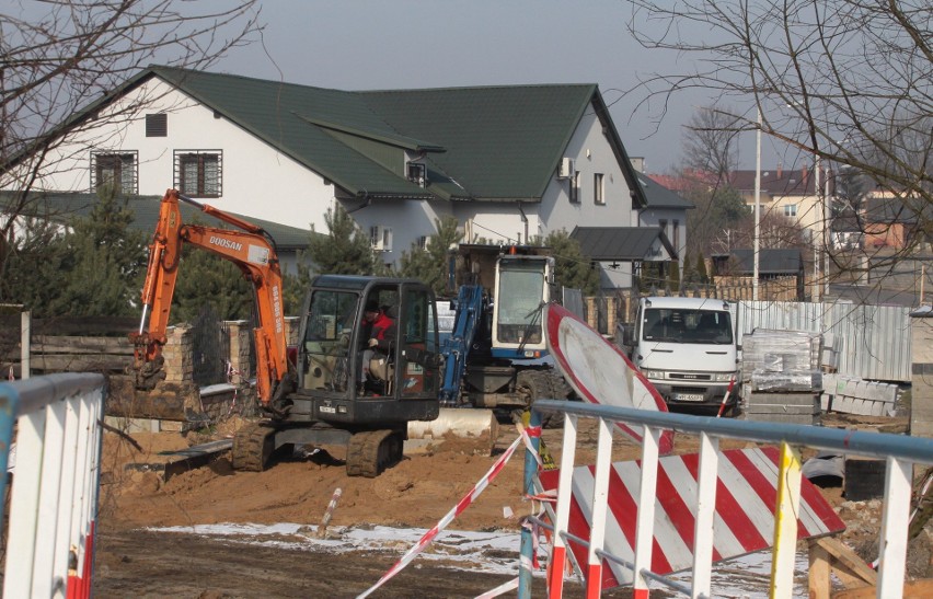 Przy ulicy Owalnej na Wośnikach trwa budowa mostu. Zgodnie z...