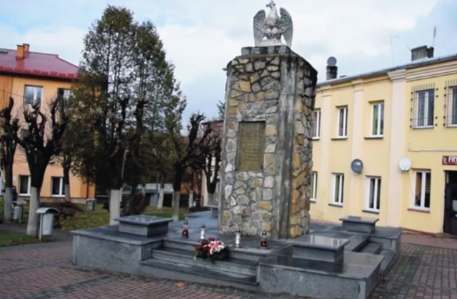 Pomnik poświęcony obrońcom Birczy, ustawiony w centrum tej miejscowości.