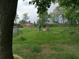Ochotnicy po raz kolejny posprzątali brzeziński cmentarz ewangelicki. Pracy było sporo, ale efekt jest znakomity