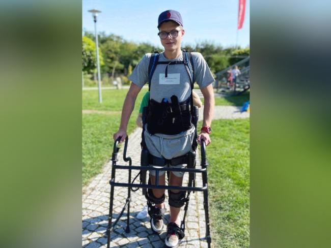 Wózek inwalidzki należy do 25-letniego Maksa, któremu...