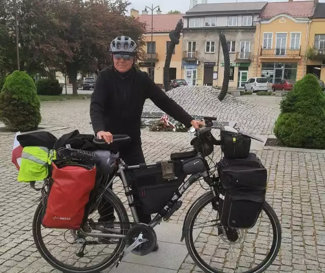 Tomasz Zienkowski postanowił przejechać rowerem z Ostrowca Świętokrzyskiego do Nordkapp w Norwegii. To ponad 7 tysięcy kilometrów.