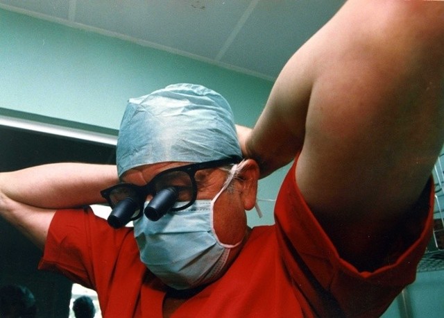 Pierwszą operację na otwartym sercu w klinice kardiochirurgii szpitala klinicznego przeprowadził prof. Zbigniew Religa.