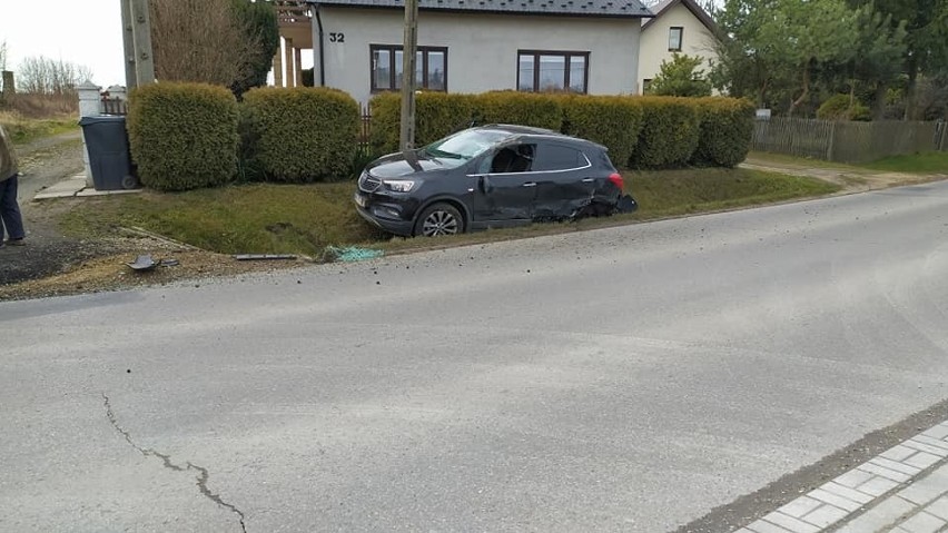 Posłanka PO Krystyna Skowrońska miała wypadek w Podleszanach koło Mielca. Jej auto wylądowało w rowie [ZDJĘCIA]