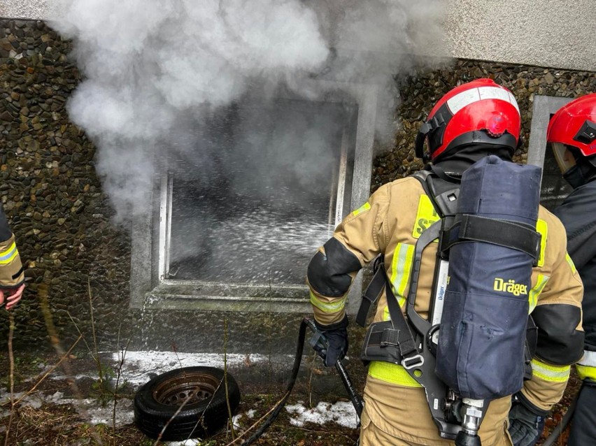 Pożar domu na ul. Fischera w Przemyślu. Wyjechały 3 zastępy strażaków [ZDJĘCIA]
