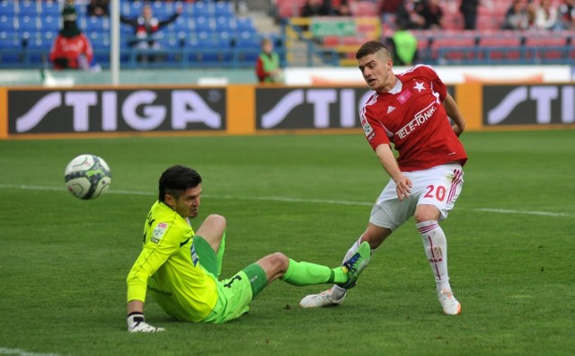 W barwach Wisły Michał Chrapek (z prawej) wystąpił w 59 meczach ekstraklasy, strzelił siedem goli.