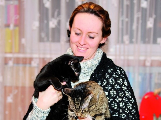 Agata Kilon z dwójką z czterech swoich domowych kotów. Wszystkie to znajdy, którym uratowała życie i zdrowie.