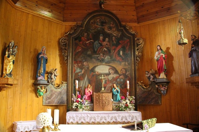 Tak prezentuje się obraz Matki Boskiej Śnieżnej w drewnianym kościółku w Olszowej. 