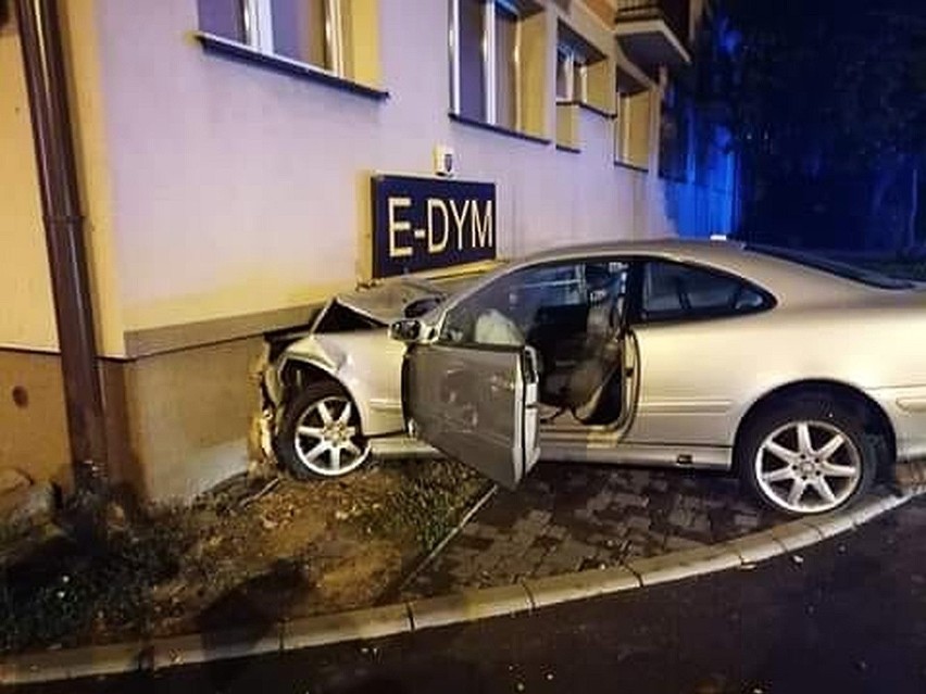 Kierowca mercedesa wjechał w blok przy ulicy Wierzbowej....