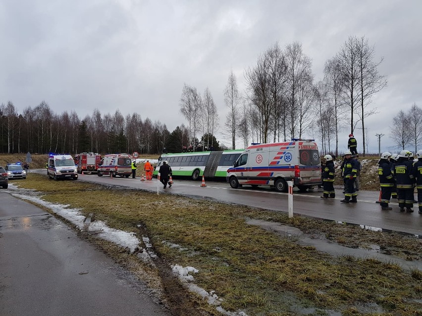 Łyski. Groźny wypadek. Przewrócił się autobus, siedem osób w szpitalu