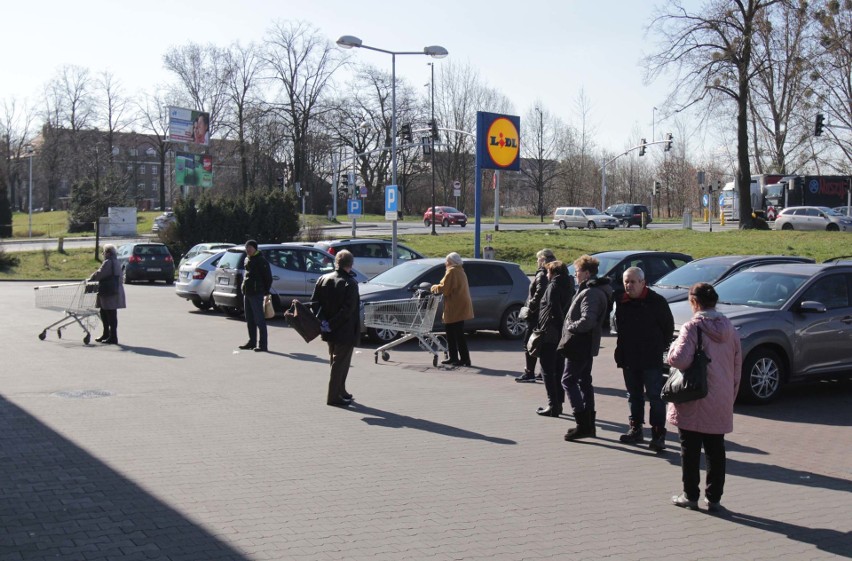 Kolejne ograniczenia rządu weszły w życie. Przed sklepami...