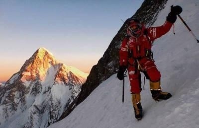 Adam Bielecki w trakcie ataku szczytowego na Broad Peak. W tle K-2 - góra-marzenie, niezdobyta zimą. Fot. Artur Małek