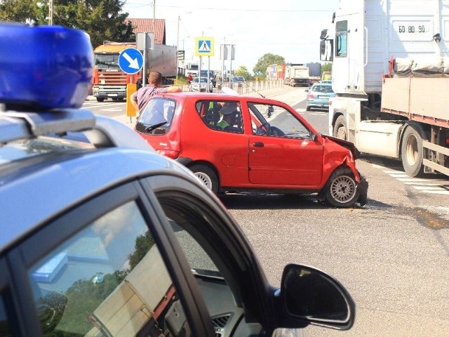 Rozbity fiat seicento na skrzyżowaniu w Górnie. 